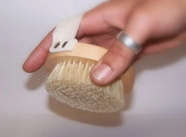 Hand grip scrub brush with bristles