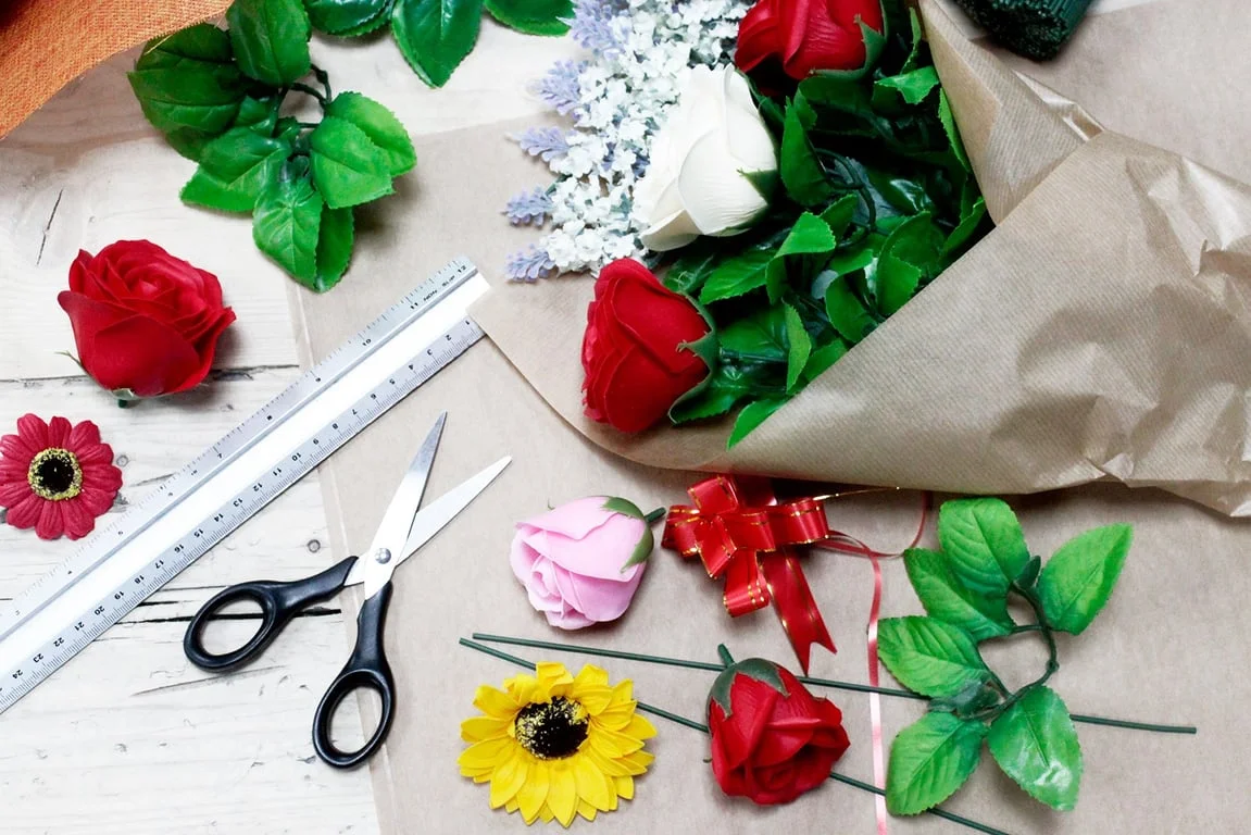 Container of 2.5kg craft flower stems, 625 pieces