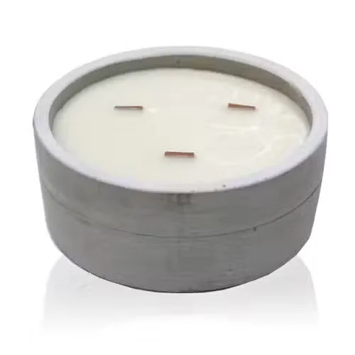 Large scented round candle in patchouli and dark amber
