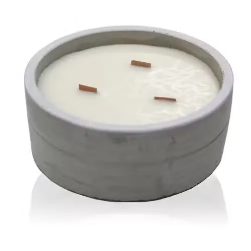 Large round scented candle with crushed vanilla and orange