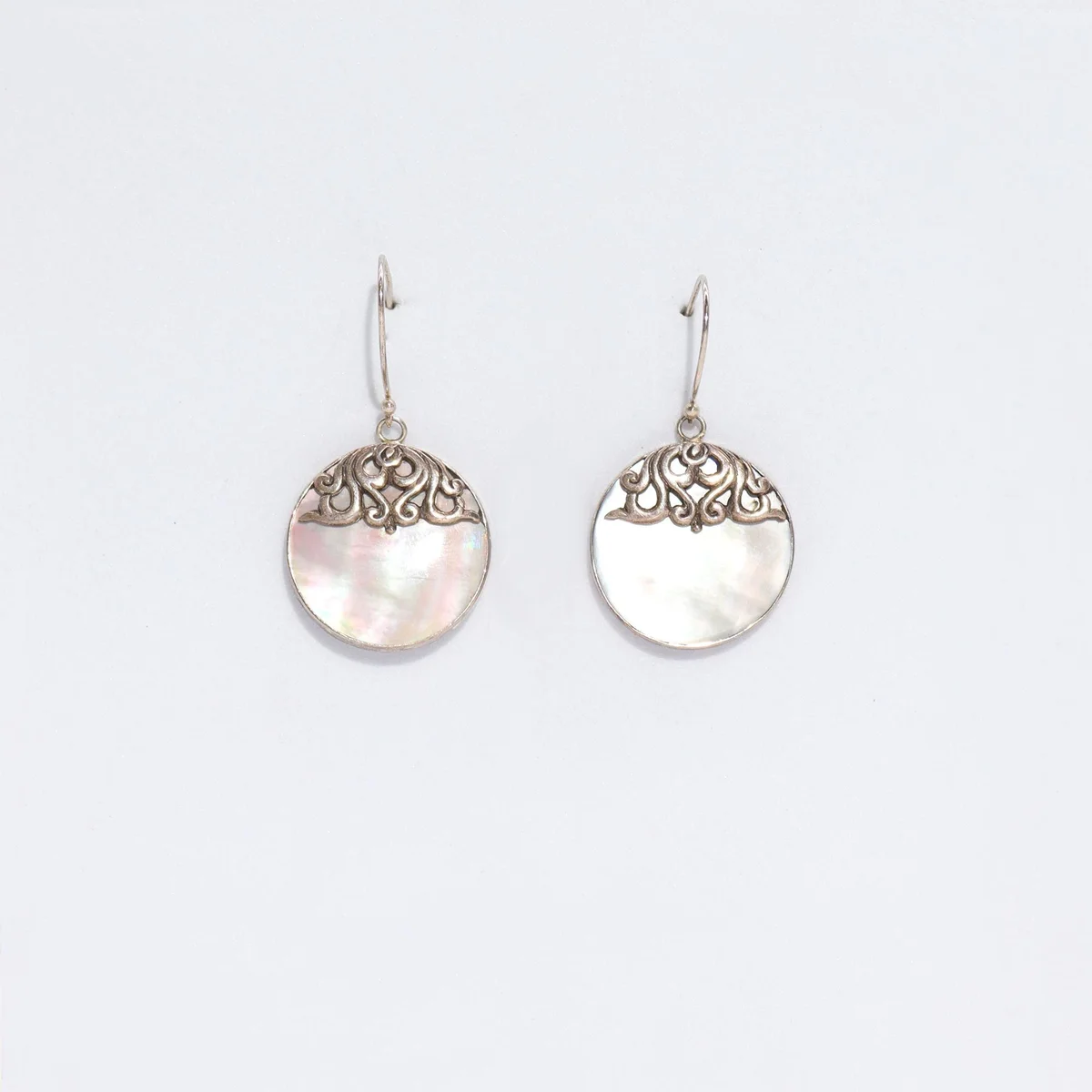 Shell silver earrings – classic disc shape featuring a shell with a silver finish.
