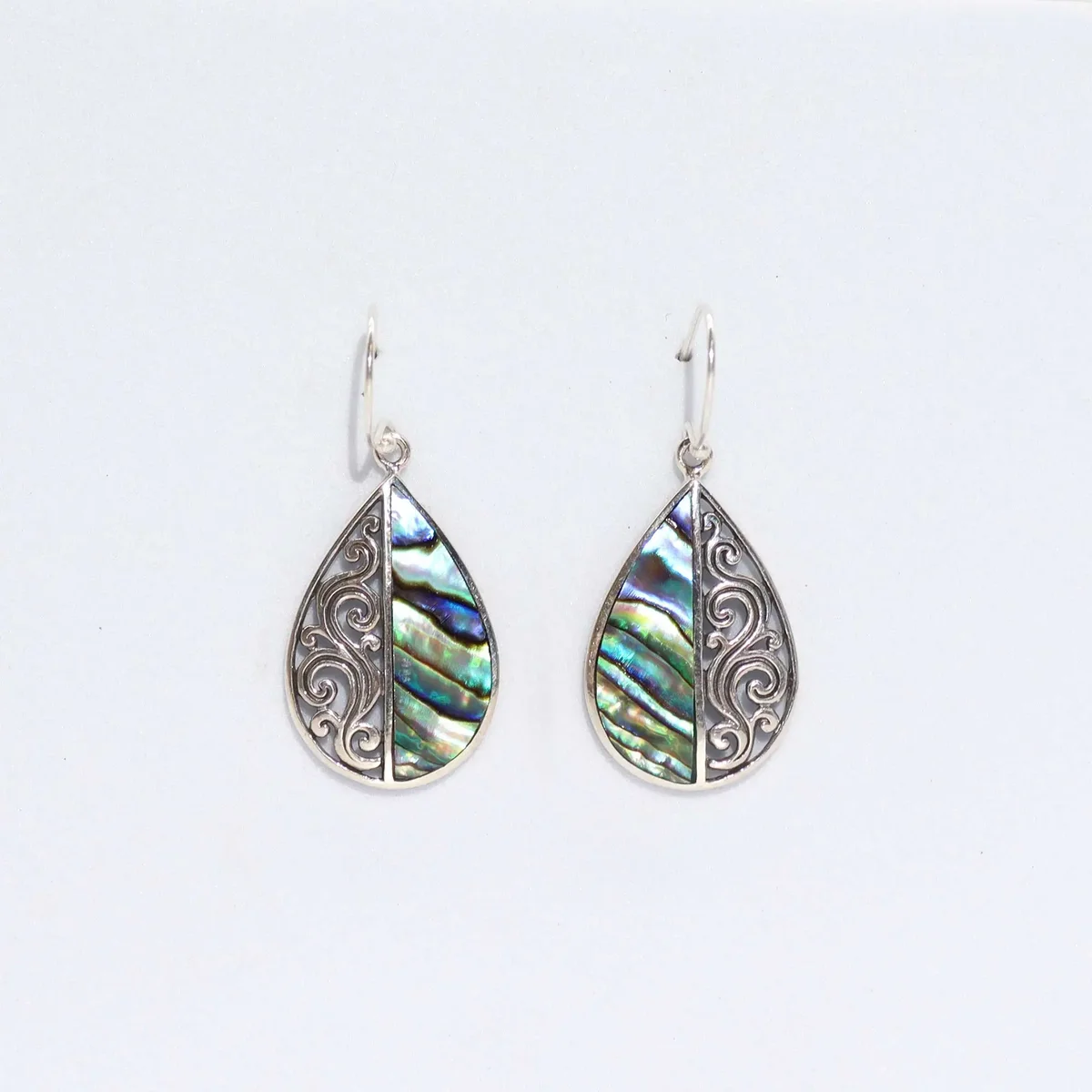 Set of shell and silver earrings featuring a teardrop‑shaped abalone shell in the centre.