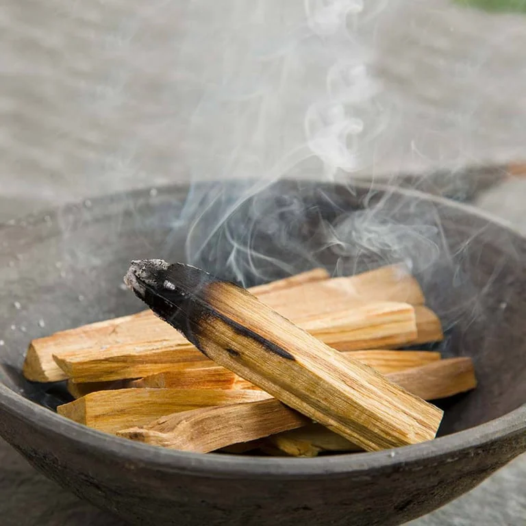 Pack of 3‑4 green Palo Santo sticks, 25g Green Tree, in a small bundled display.