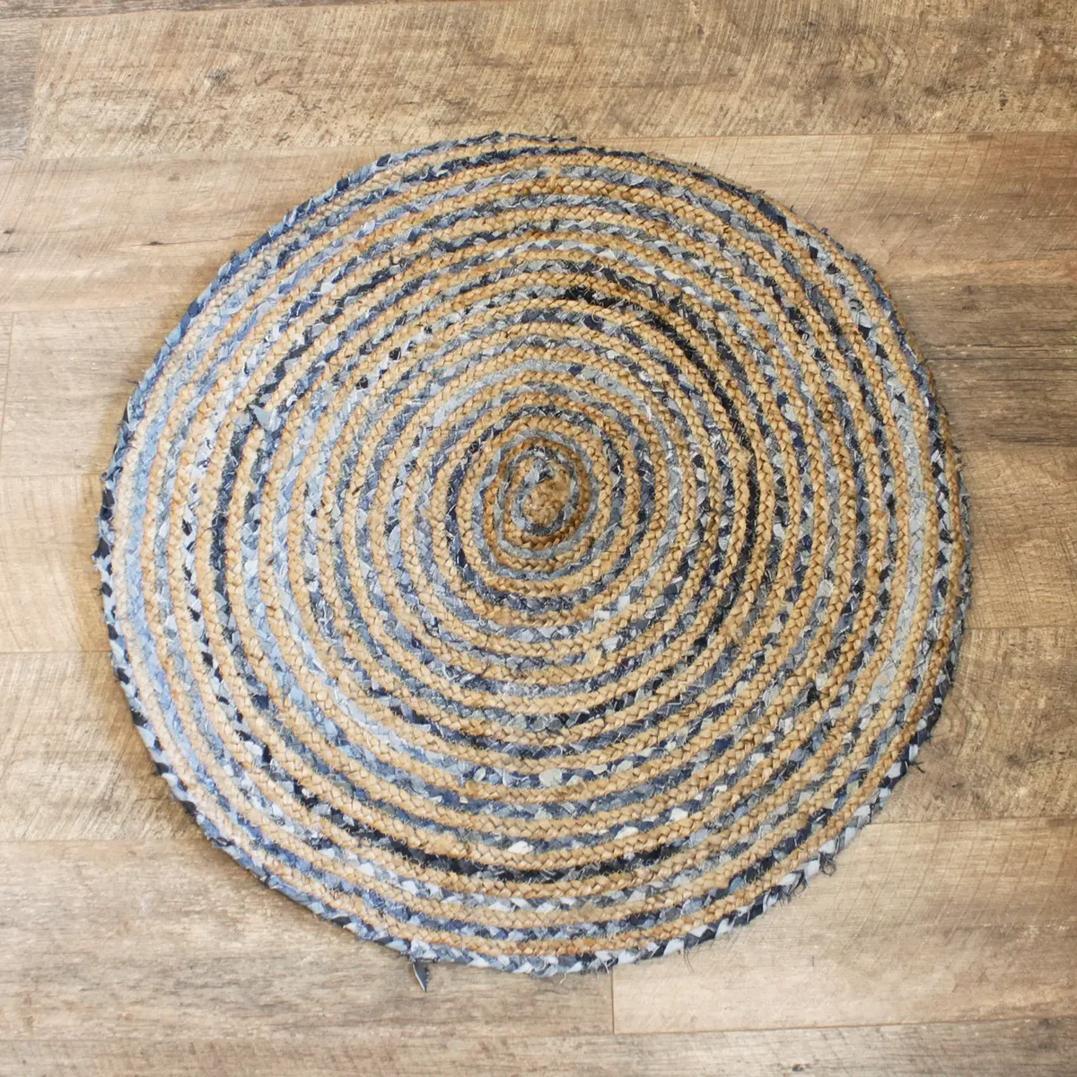 Round rug made of jute and recycled denim, 90 cm diameter, shown in full circle.