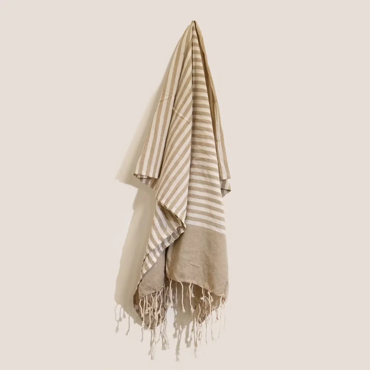 Cotton throw blanket in warm sand, 100x180 cm, soft and thick.