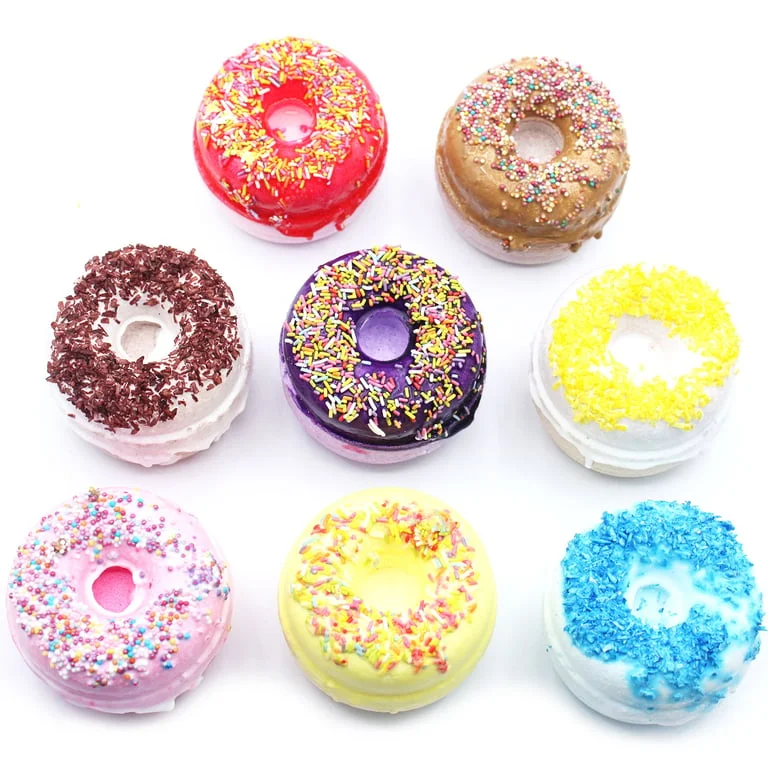 Relaxing bath donut with blackberry and almond fragrance.