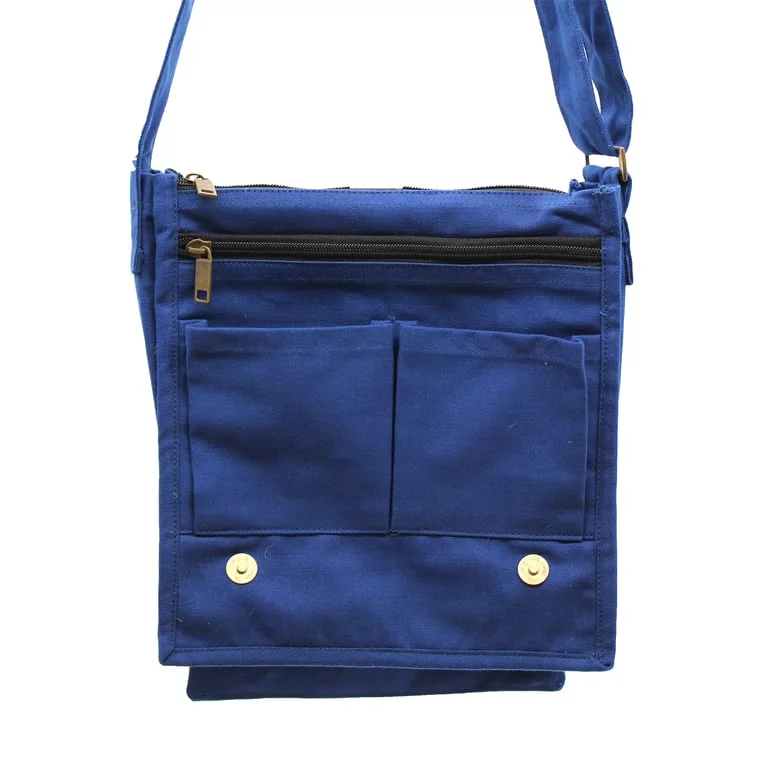 Navy blue messenger bag made of cotton canvas, featuring a flat top, front zipper and adjustable shoulder strap