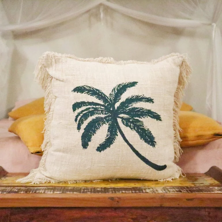 60x60cm linen cushion cover featuring a palm tree pattern with fringe trim.