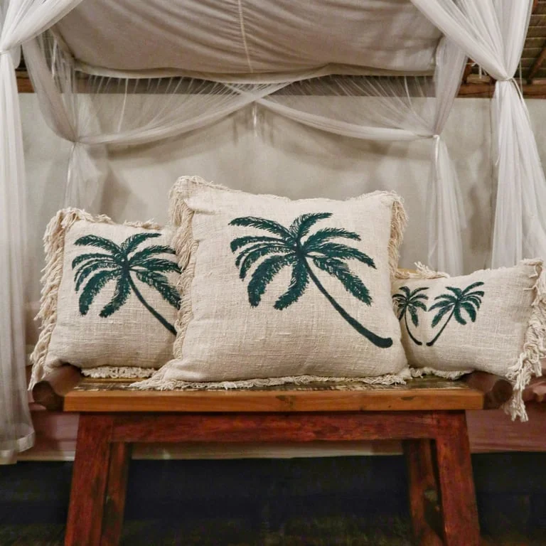 30x50cm cushion cover in linen with palm tree pattern and fringe edge