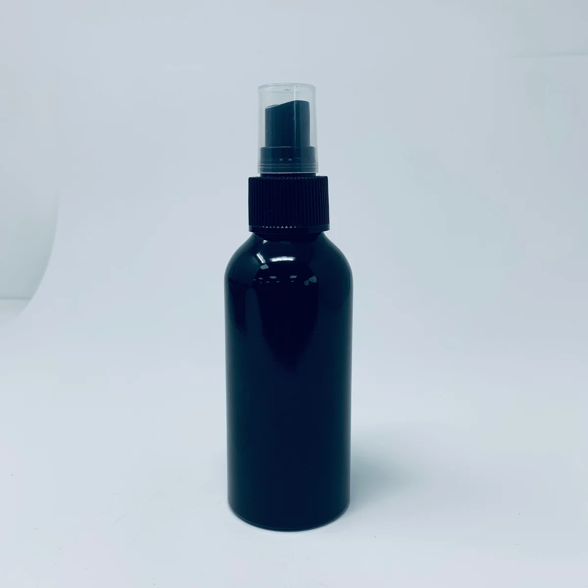 120ml black aluminium bottle with matching spray cap on a white background