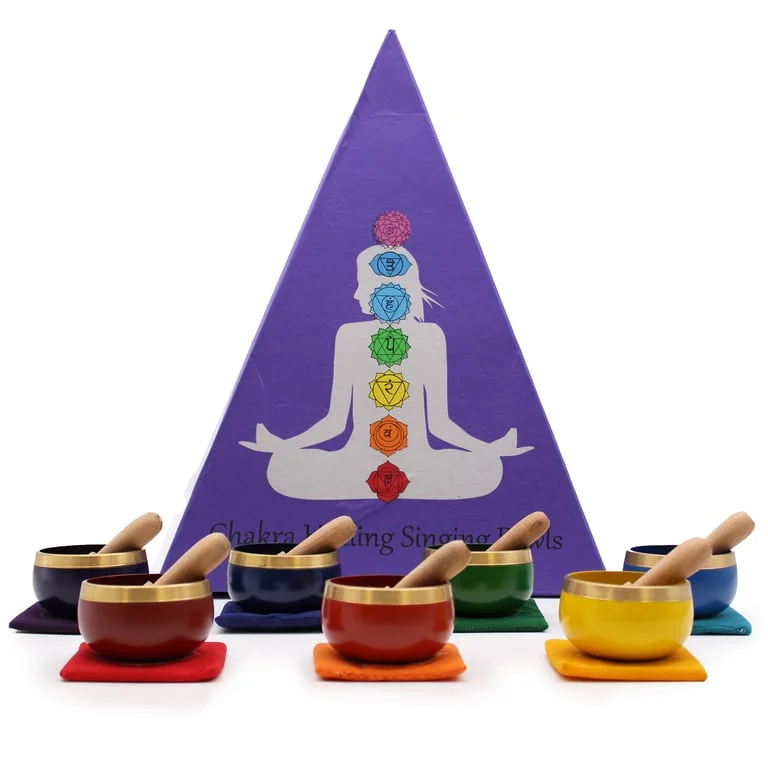 Chakra singing bowl showcased within a pyramid‑style holder, presented in a gift set arrangement.