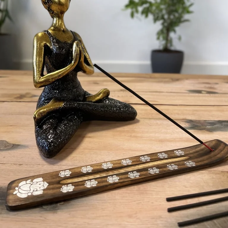 Burnt finish ashcatcher carved from mango wood.