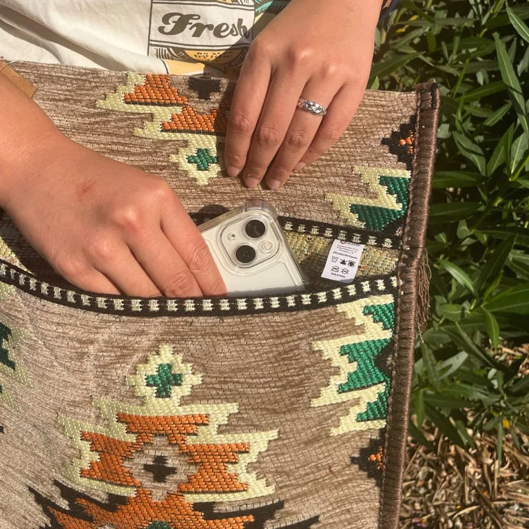 Beige messenger festival bag in kilim style, featuring a relaxed shoulder strap and spacious interior.
