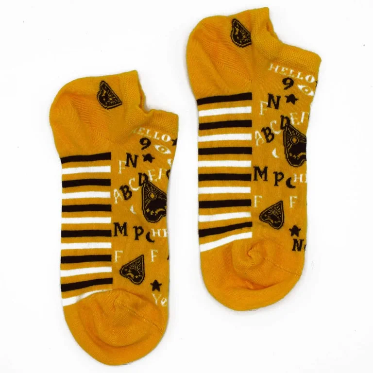 M/L Hop Hare bamboo socks in low cut, style Ouija Board, displayed on a table.