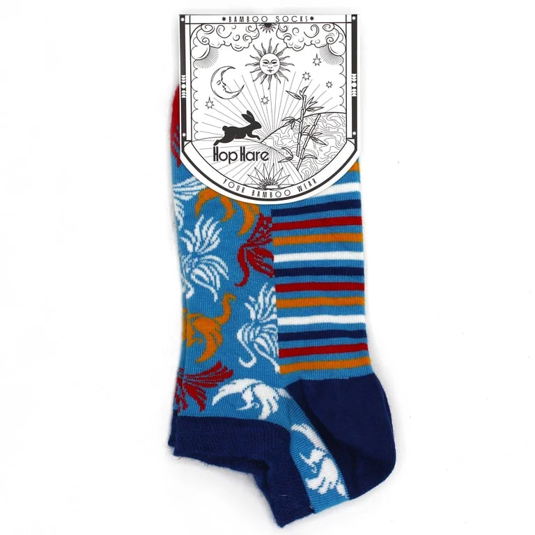 S/M hop hare bamboo low socks in green and white, a pair hanging on a display rack showing soft, breathable fabric.