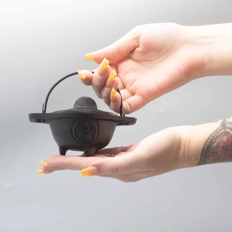 Cast iron ornament cauldron with pentagon detail, 5x9cm.