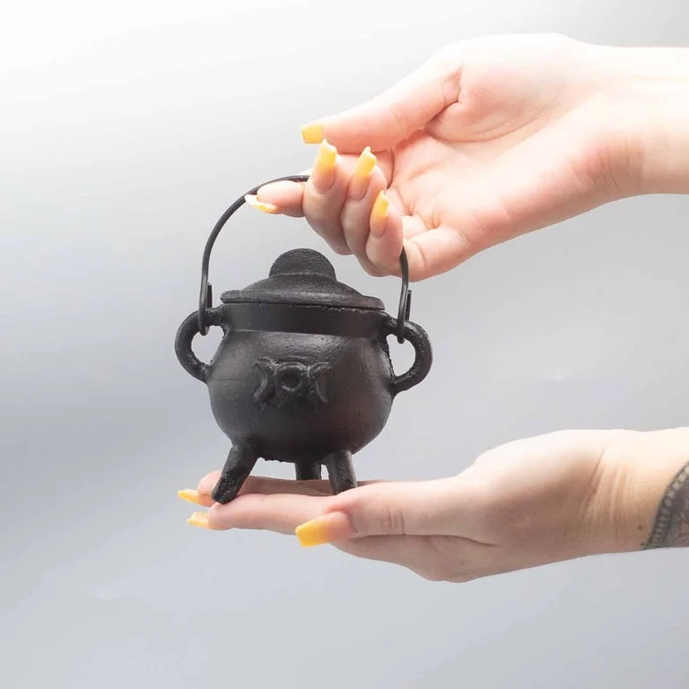 Small cast iron cauldron with triple moon design, 6x10cm
