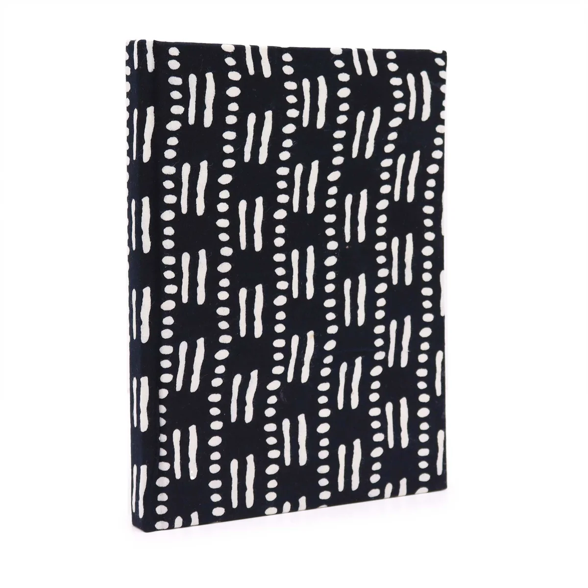 Cotton bound notebooks featuring black dots and dashes, 20x15 cm, 96 pages.