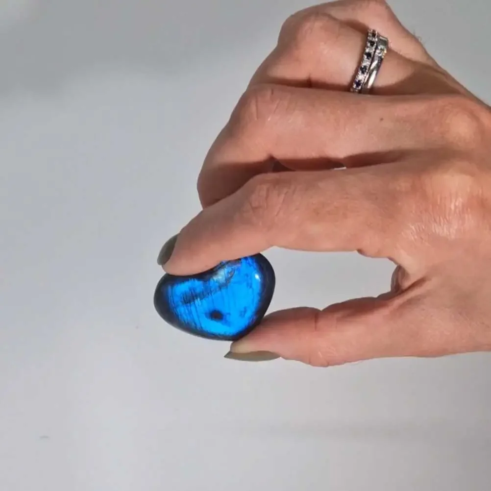 Heart-shaped Madagascar labradorite stone, approx 40mm, weighing around 25 grams, smooth polished surface