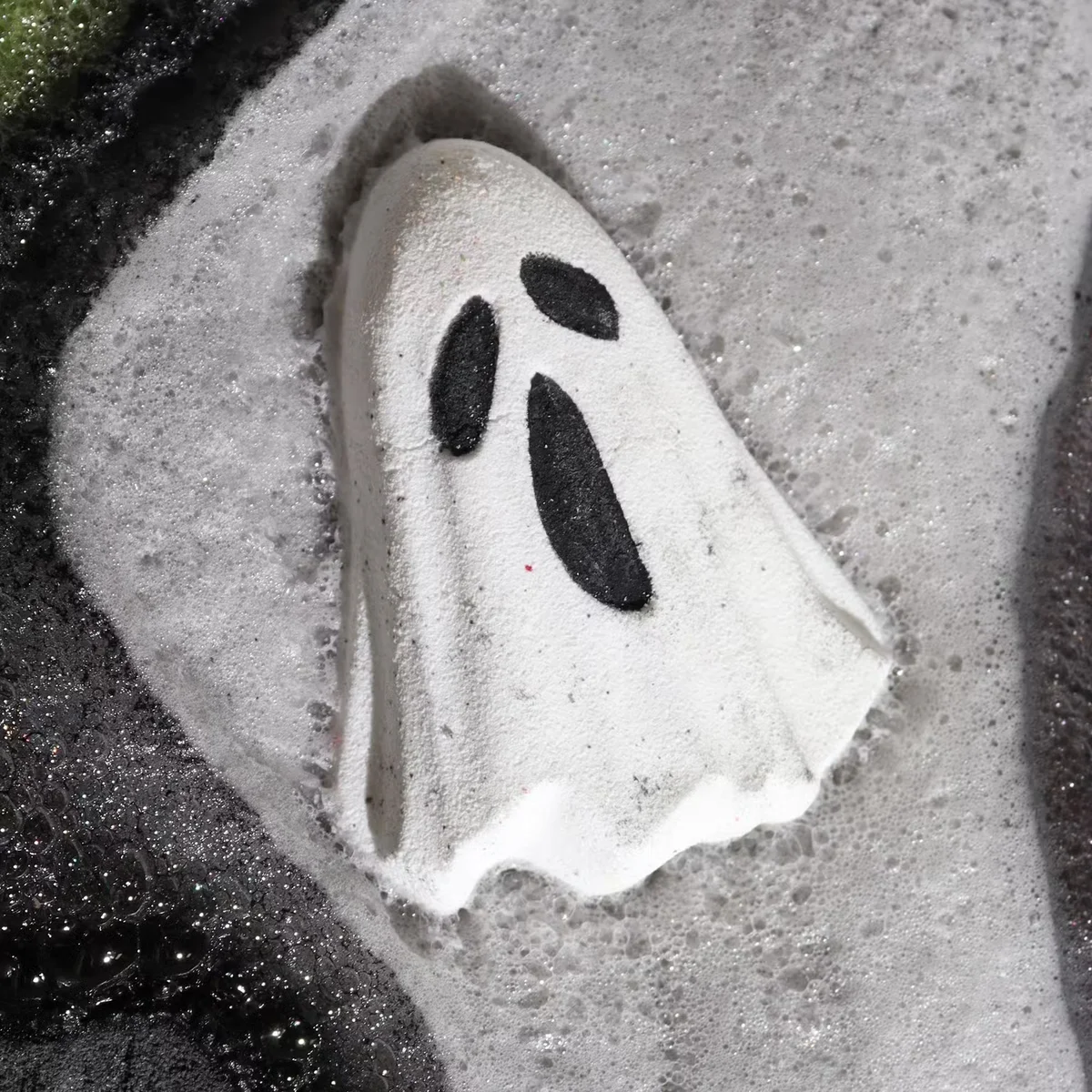 White ghost-shaped seasonal bath bomb weighing 65g for Halloween themed bath time fun