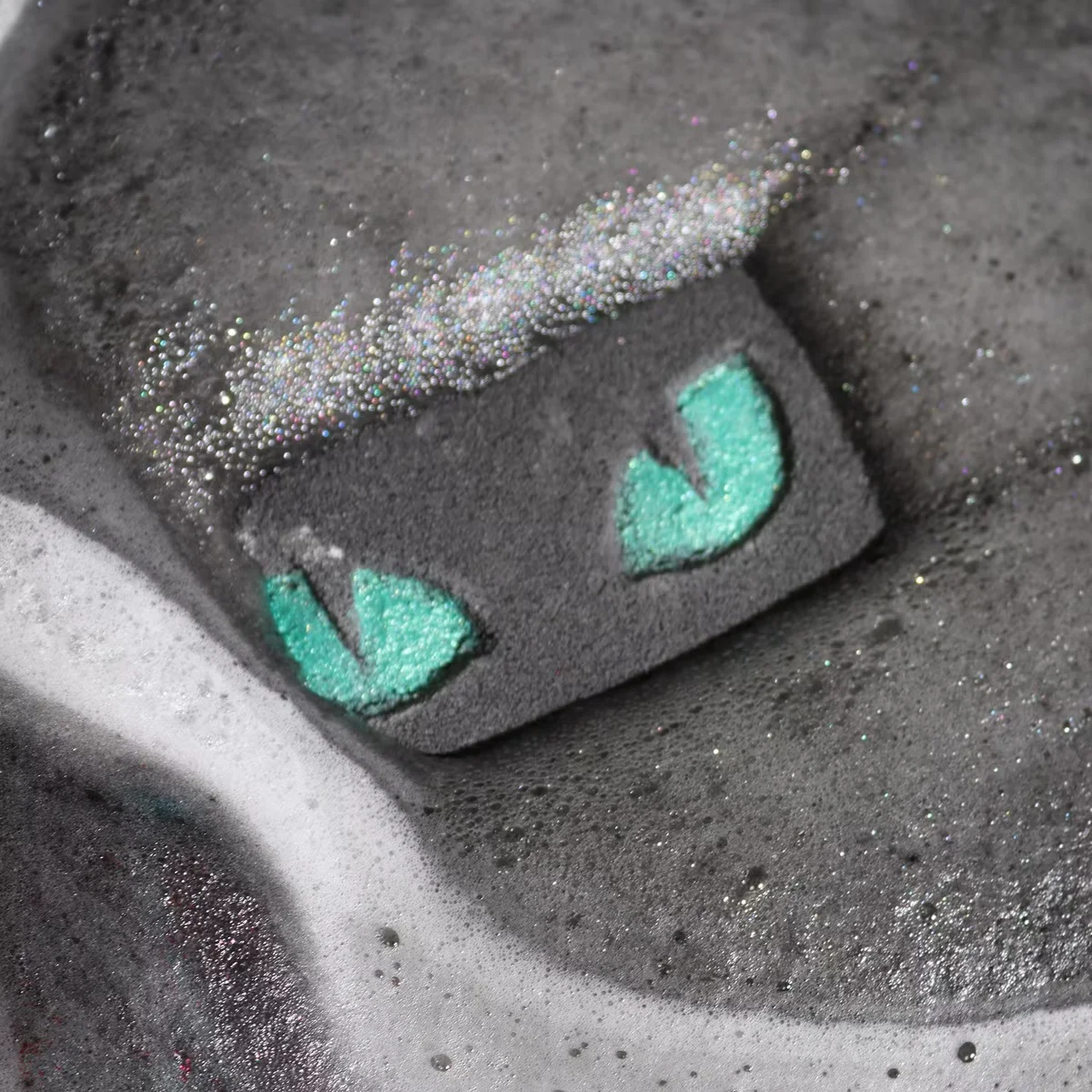 Cats Eyes Halloween Bath Bomb 80g with spooky design, part of Halloween bath accessories collection