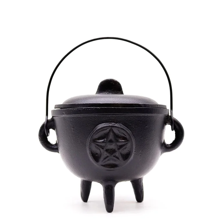 Large cast iron cauldron featuring a pentagon‑shaped lid, 15x15cm, metal surface, rustic appearance.