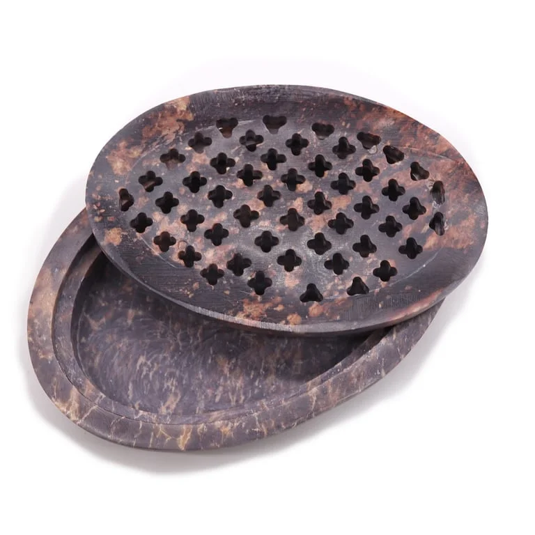 Classic oval soap dish made of soapstone with drainer, measuring 11x8cm, shown on a white background