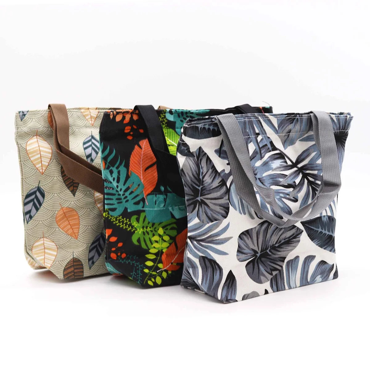 Compact tropical shop bag with frilled handle, 32x23x10cm, assorted designs.