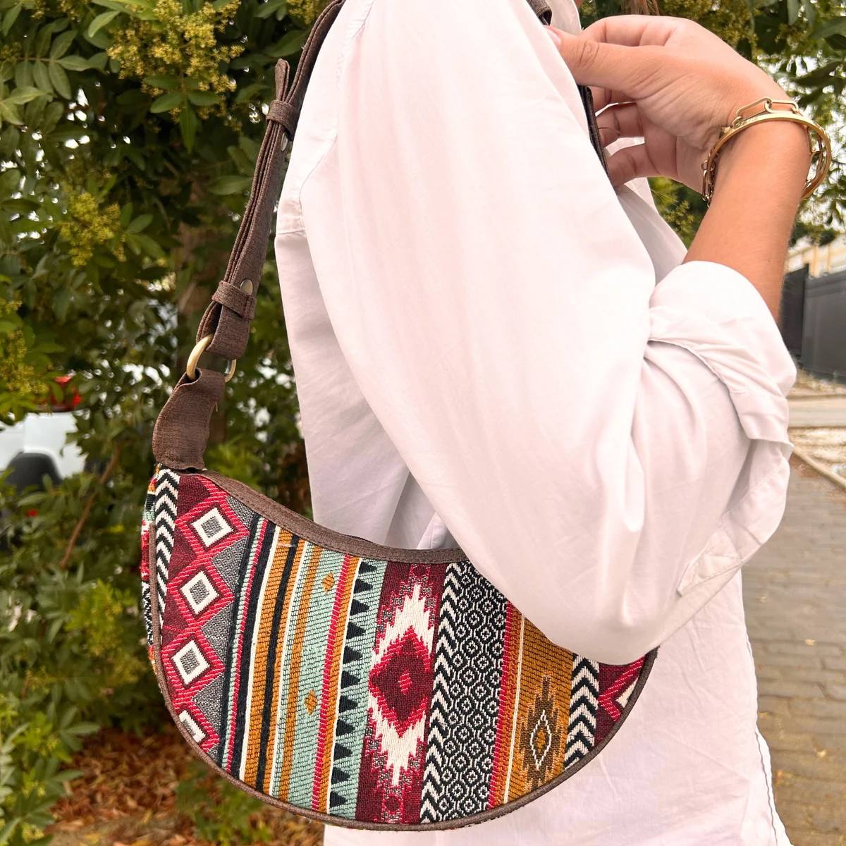 Jacquard rich brown hobo bag with brown strap, textured canvas