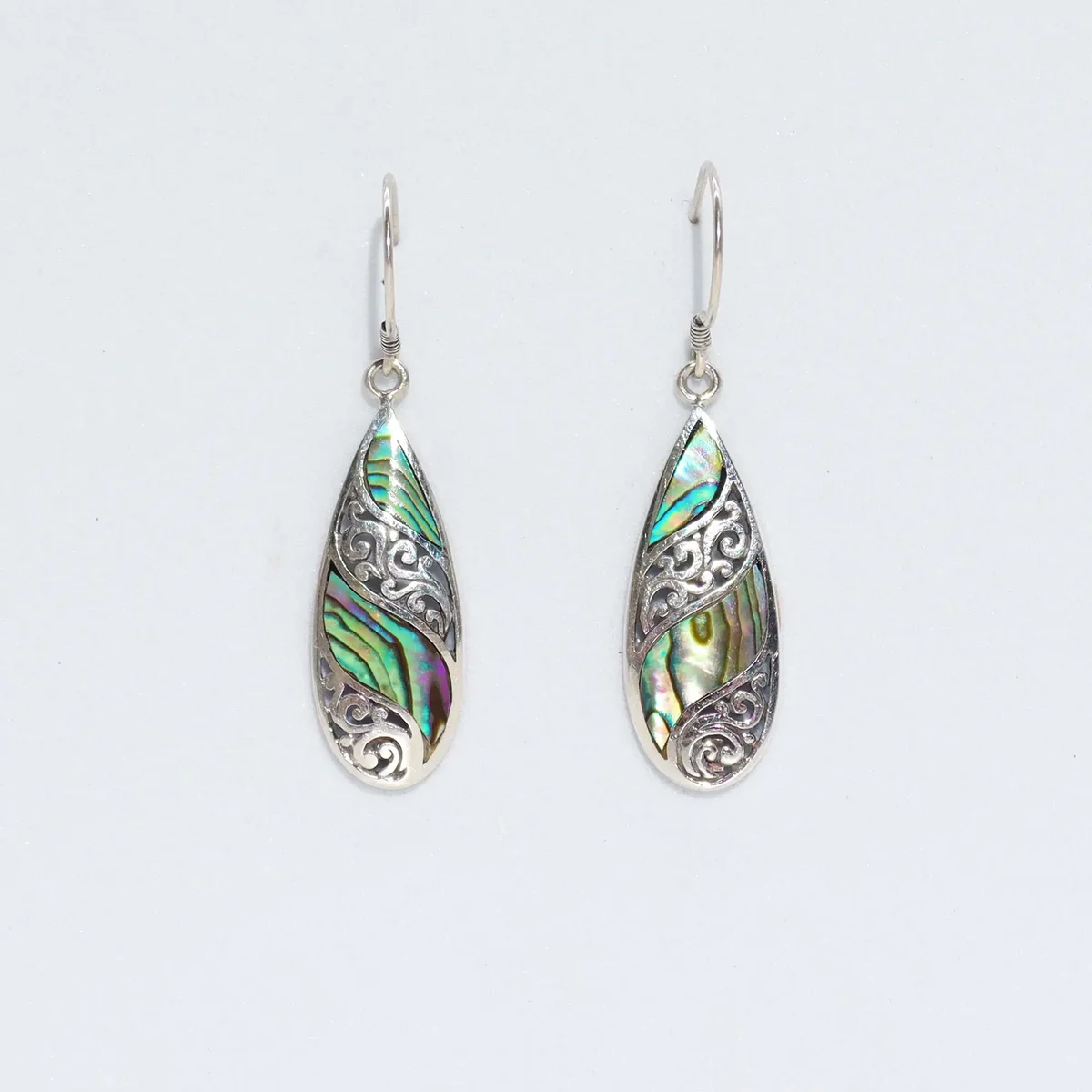 Long teardrop earrings made of shell and silver, featuring abalone.