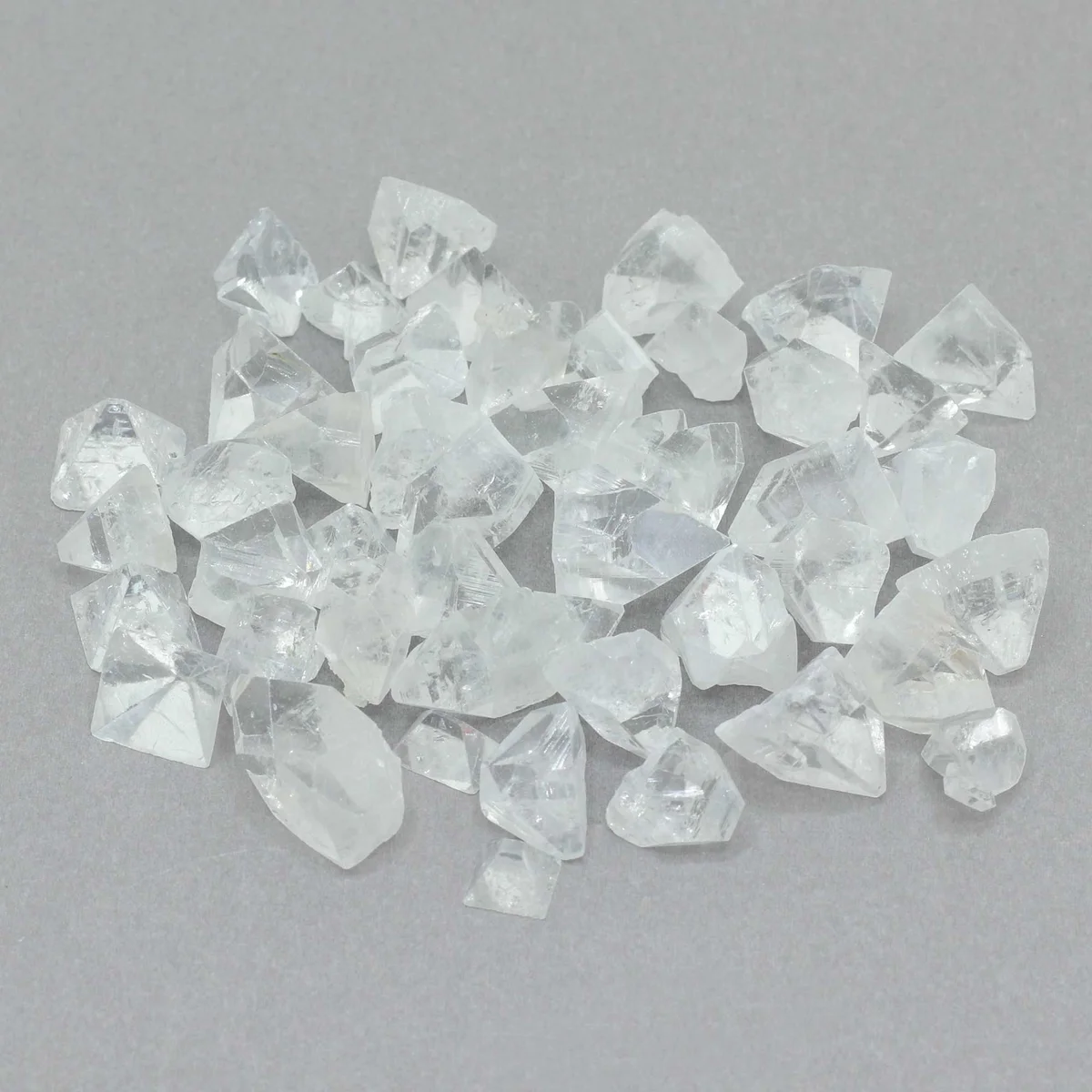 Batch of 100 g small apophyllite crystal tips, 7‑10 mm in size