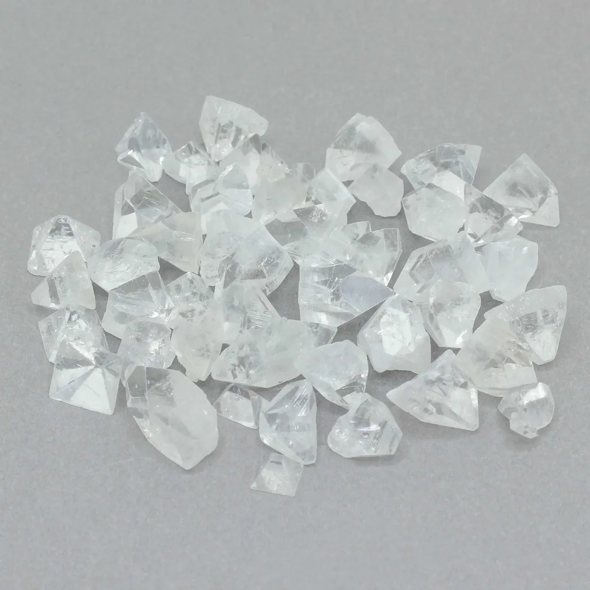 Clear bag contains small apophyllite tips (7‑10 mm) in a 100g sample
