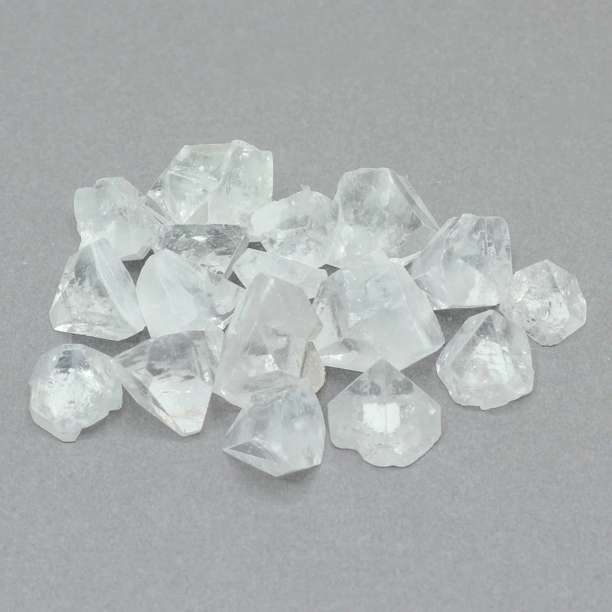 Bag of Apophyllite tips, mid-size crystals 12‑20 mm, 100 g, natural crystal tips