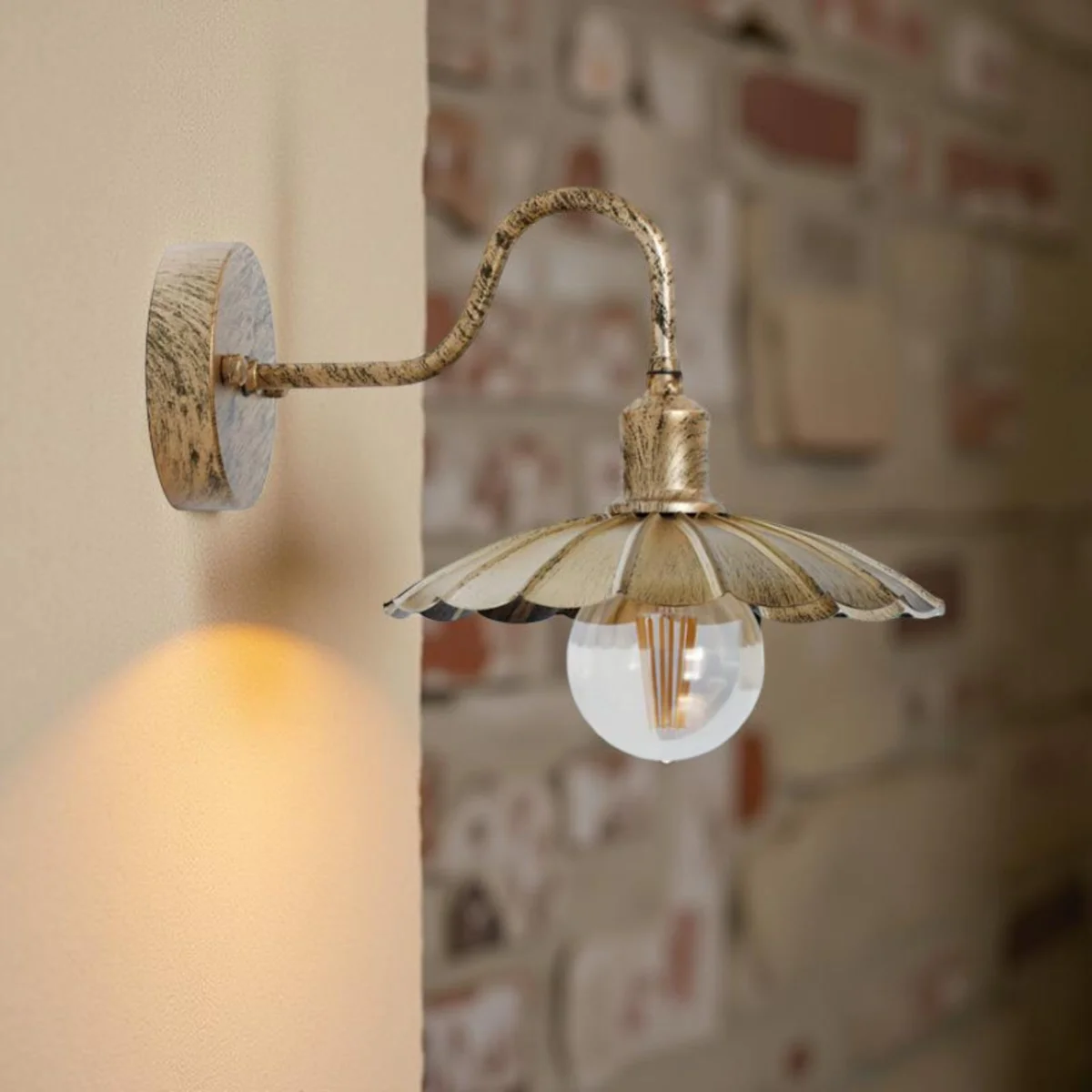 Vintage outdoor wall light with umbrella-shaped metal shade, dimmable, wall-mounted, suitable for E27 bulb, 22cm diameter.
