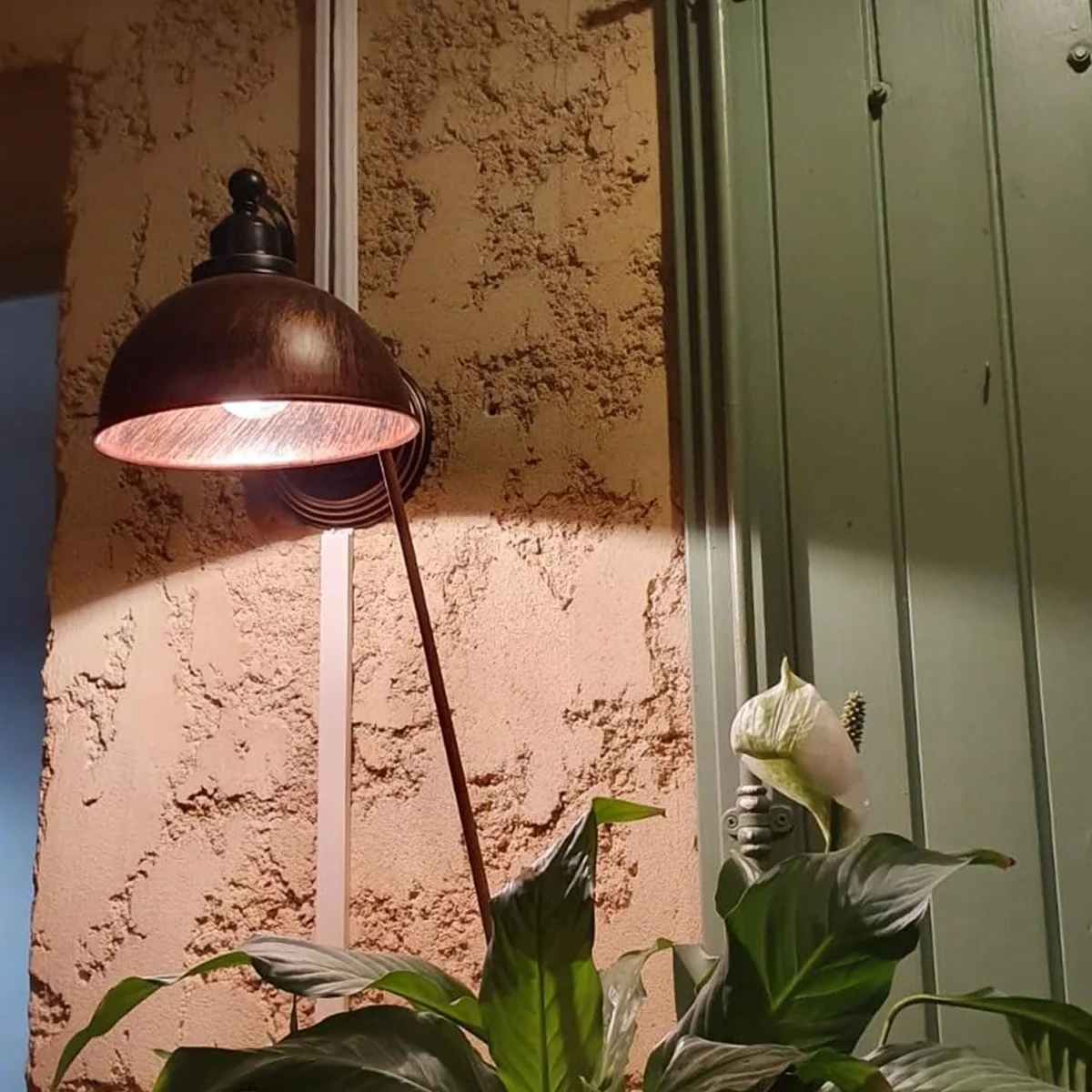 E27 wall lamp with vintage metal housing and covered fixture; dark metallic finish, round cup, 21 cm diameter.