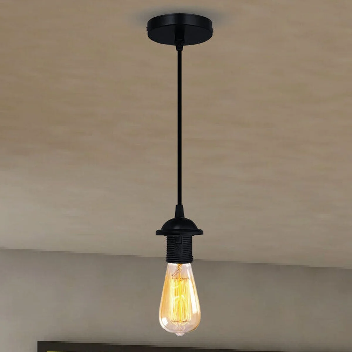 Vintage style adjustable pendant light with metal shade and 95cm cord, compatible with E27 bulb, indoor use