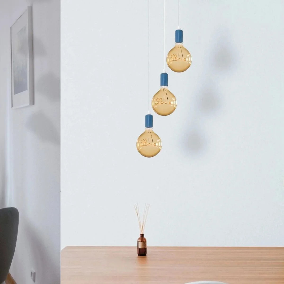 Vintage style pendant light with amber globe and round base, featuring E27 bulb holder and 95 cm cable hanging from ceiling
