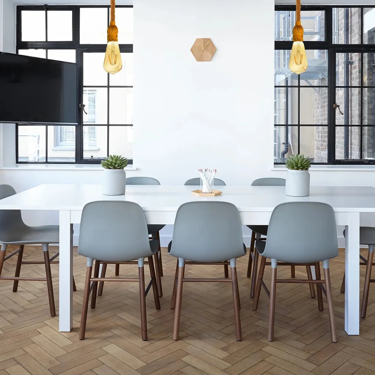 Hemp rope industrial style pendant hanging light fitting with E27 lamp base and 1m rope length against white background