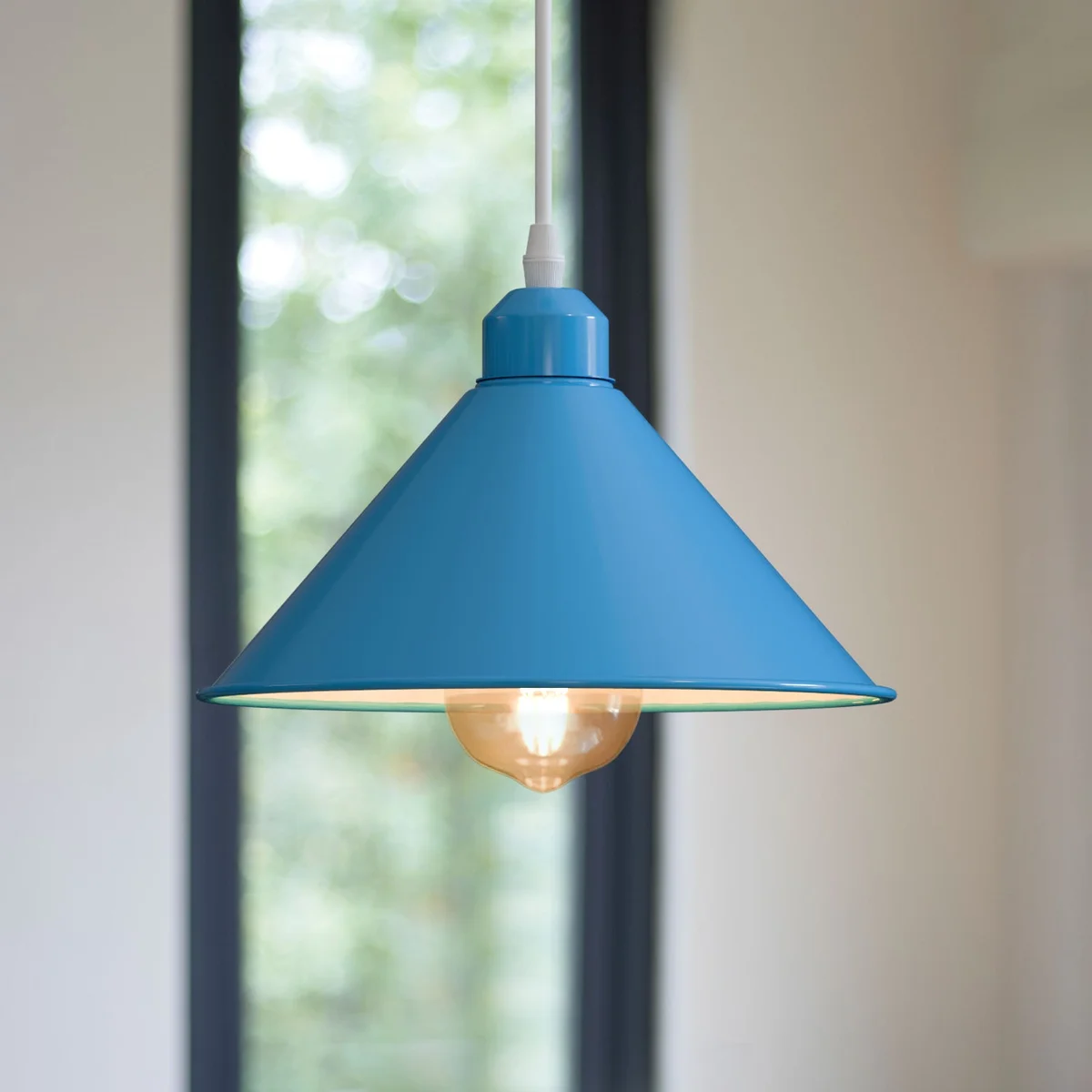 Metal pendant ceiling light with vintage metal shade, E27 lamp base, and 95cm PVC cable for hanging installation