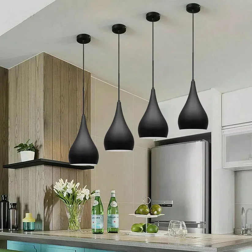 Durable ceiling rose in black metal with 1m rubber cable and E27 ceramic bulb holder, includes mounting screws