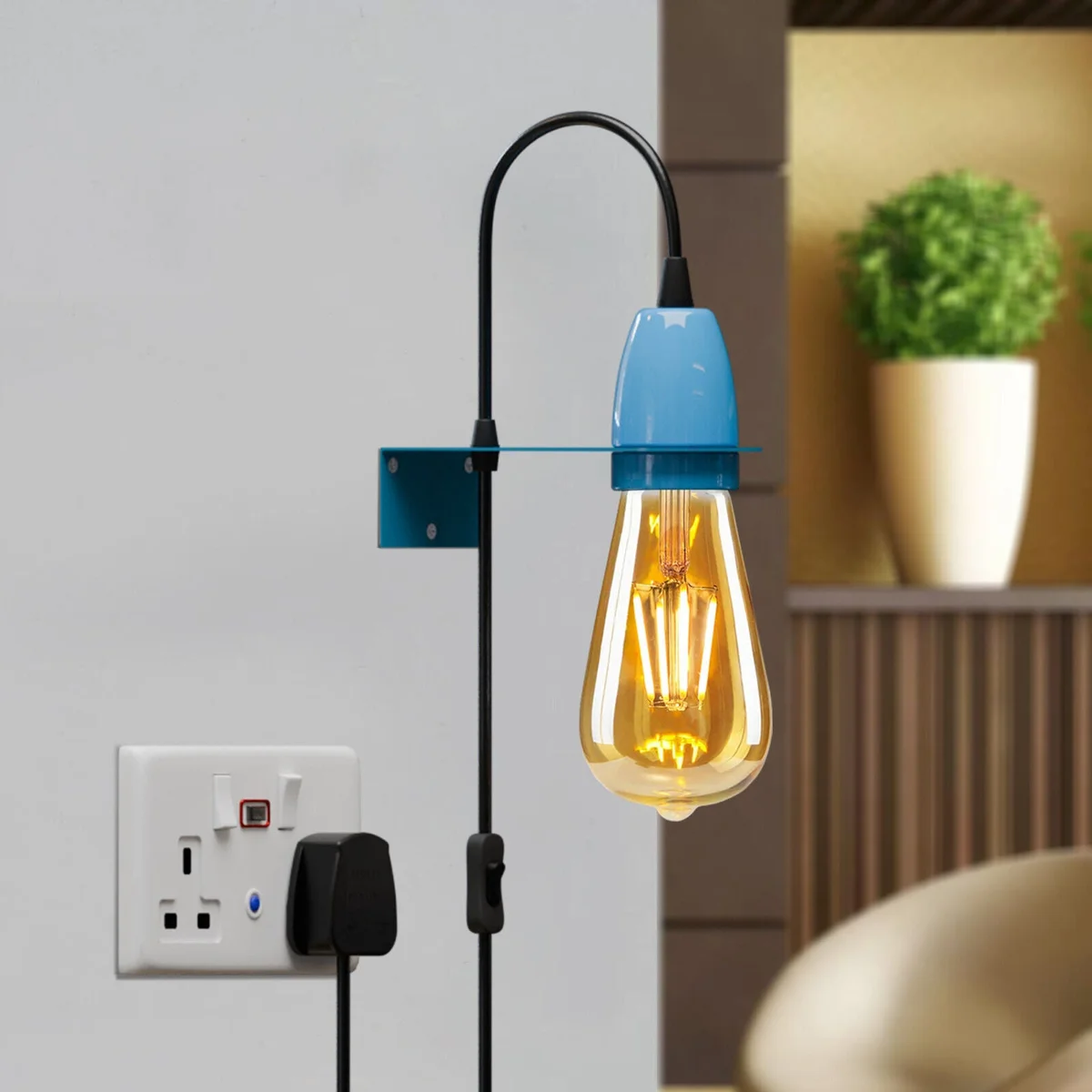 Modern wall lamp with single metal head, 1.95m cable, integrated switch, and 7cm mounting plate in minimalist style