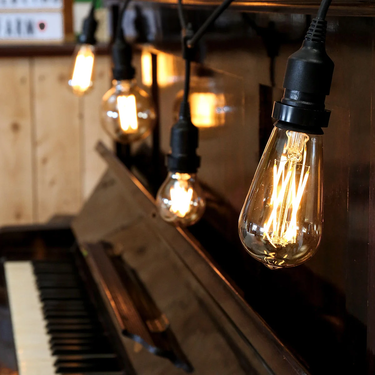 Vintage style dimmable LED filament bulb ST64 with E27 base, warm white light, and authentic quad loop filament design