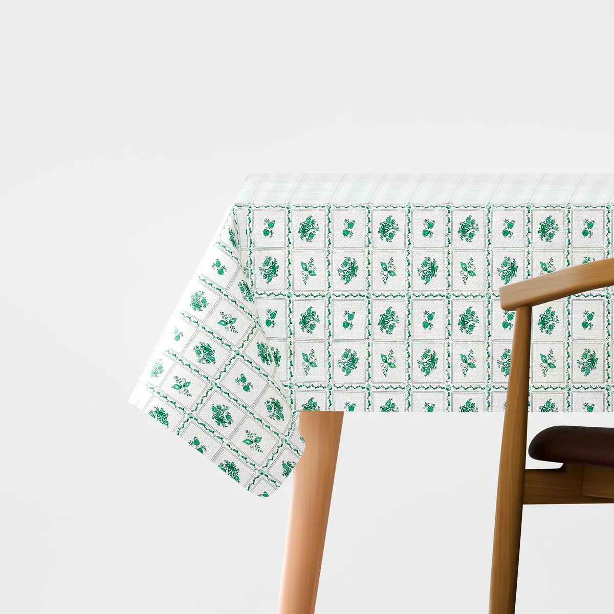 Rectangular washable polyester tablecloth in modern style, 137x183 cm, lightweight and oil-resistant on a dining table