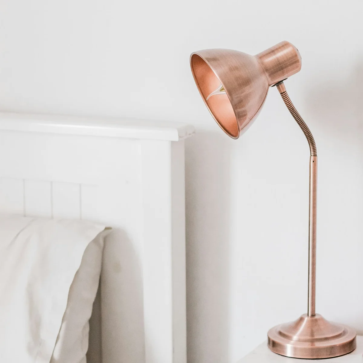 Amber flame tip vintage LED bulb with B22 screw base, candle shape, 12W energy-efficient filament light