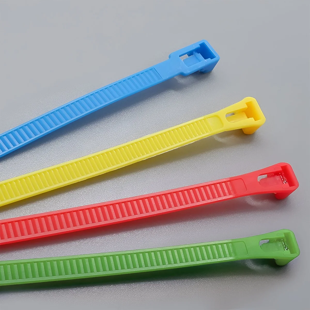Pack of 100 nylon cable ties displayed on a white background