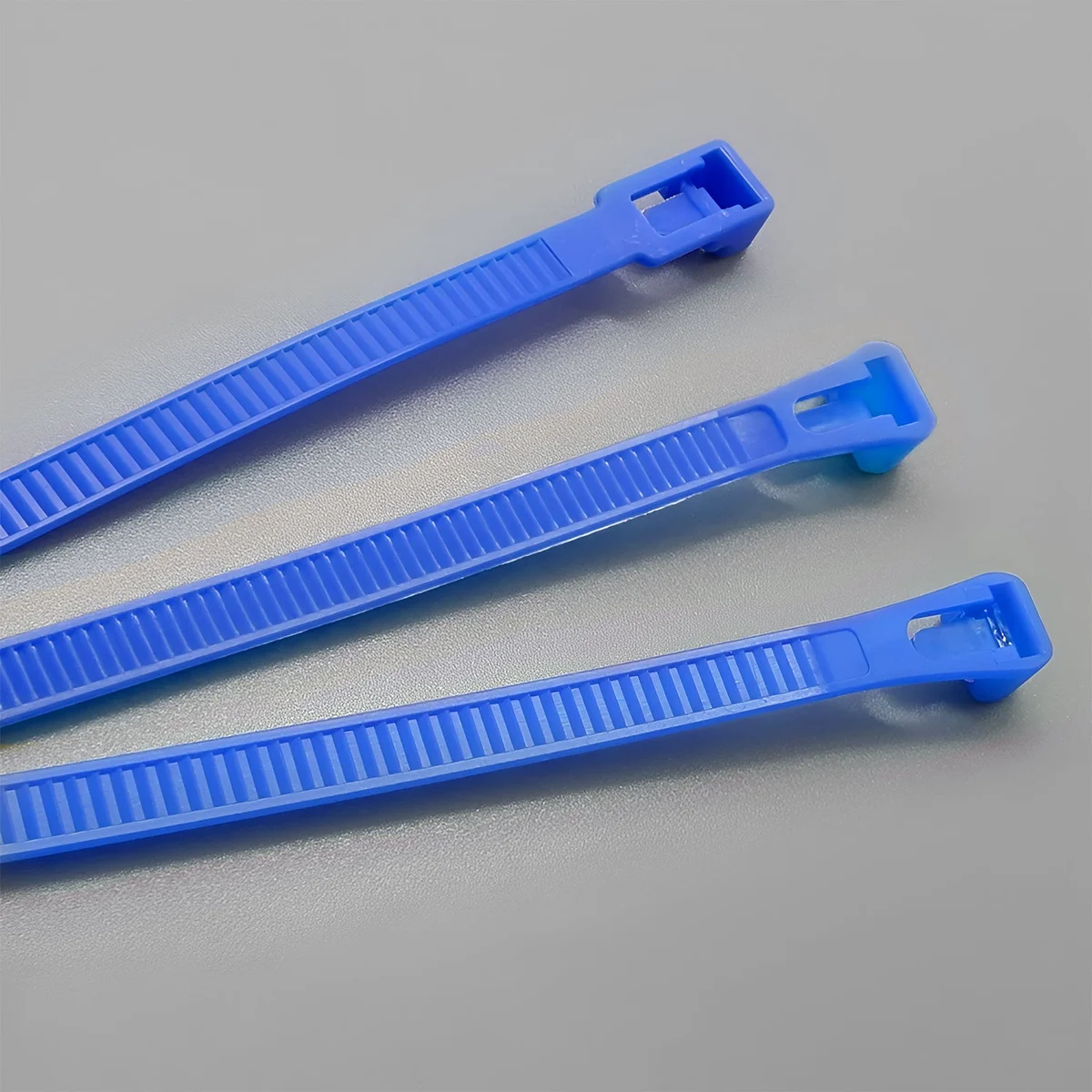 Pack of 100 heavy duty metal cable ties in a clear plastic bag with labels.