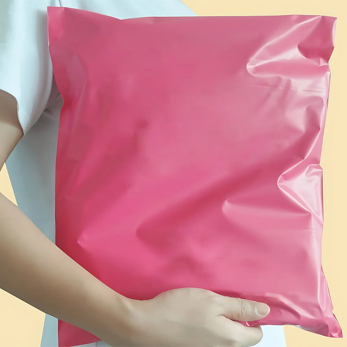 Stack of strong plastic mailing bags with self-adhesive seal, measuring 17cm by 30cm, made of durable polyethylene