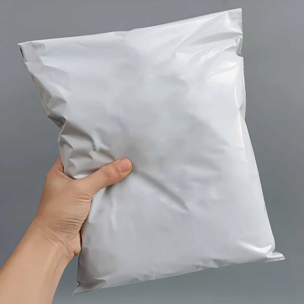 Stack of 17x30 cm clear plastic mailing bags with self-adhesive seal, showing durable polyethylene material