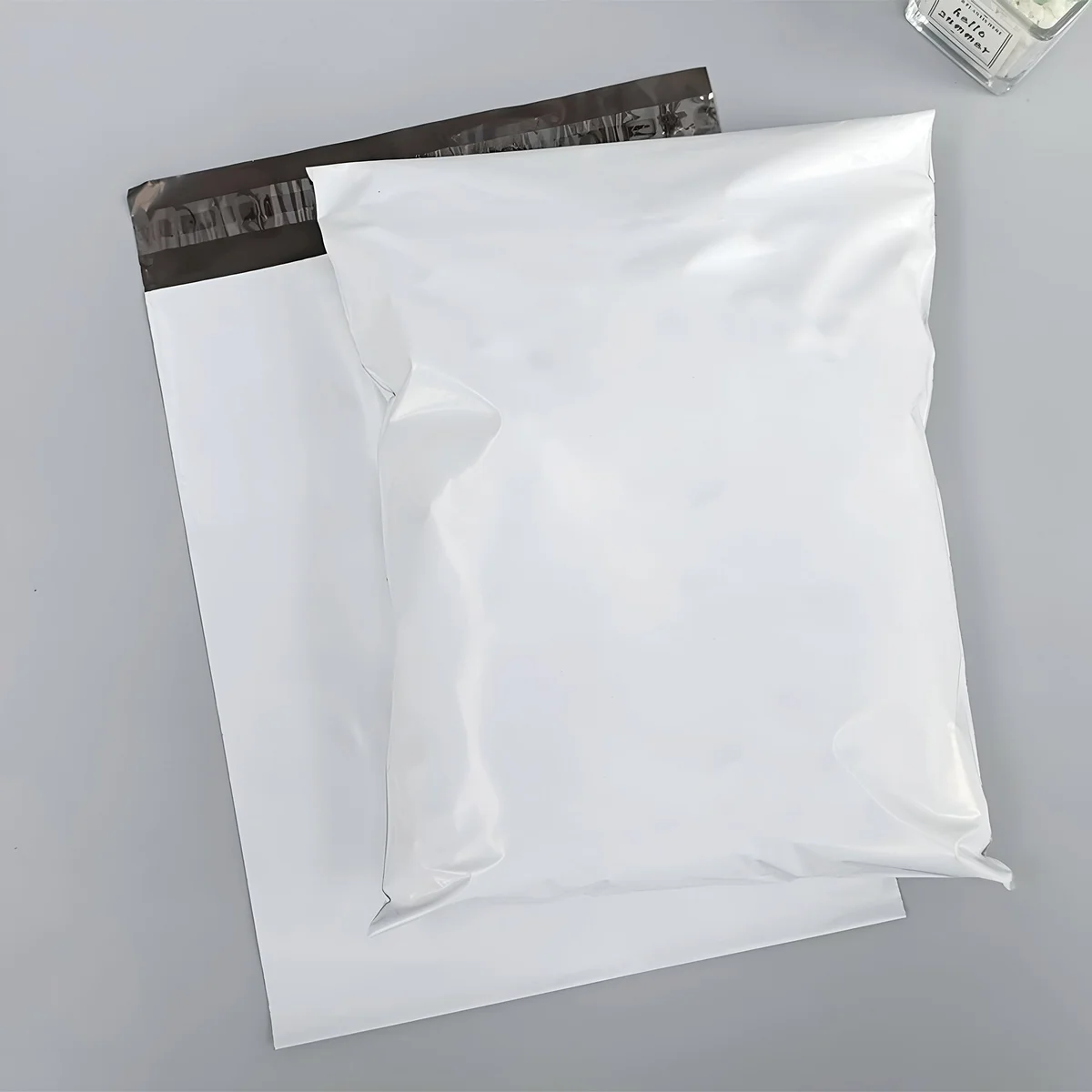 Stack of strong plastic mailing bags with self-adhesive seal, measuring 17 by 30 cm, made of durable polyethylene
