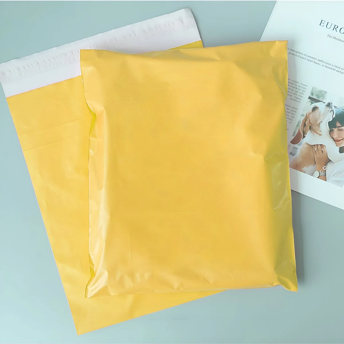 Stack of self-adhesive waterproof mailing envelopes made of durable polyethylene, size 32x45cm, with peel and seal closure